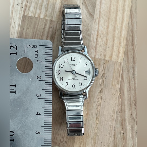 Timex Ladies Watch Vintage Mechanical Winding Stainless Dial and Stretch Band - Picture 11 of 11